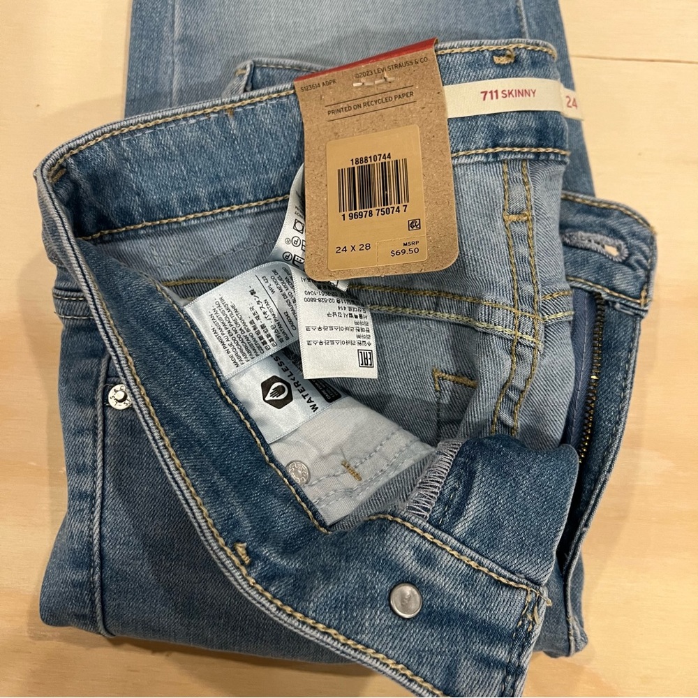 NWT LEVIS 711 Skinny 24x28